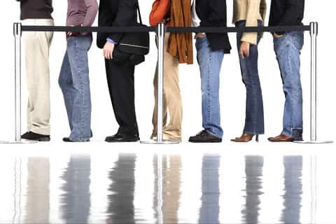 fare la fila a piedi