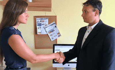 stretta di mano donna uomo