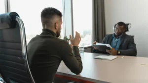 Due uomini a colloquio in un ufficio con grandi vetrate
