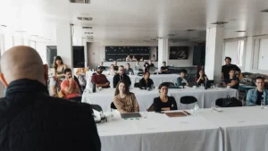 Professionisti seduti in una sala riunioni durante una presentazione di formazione