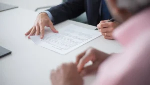 Due professionisti firmano dei documenti durante un incontro di lavoro